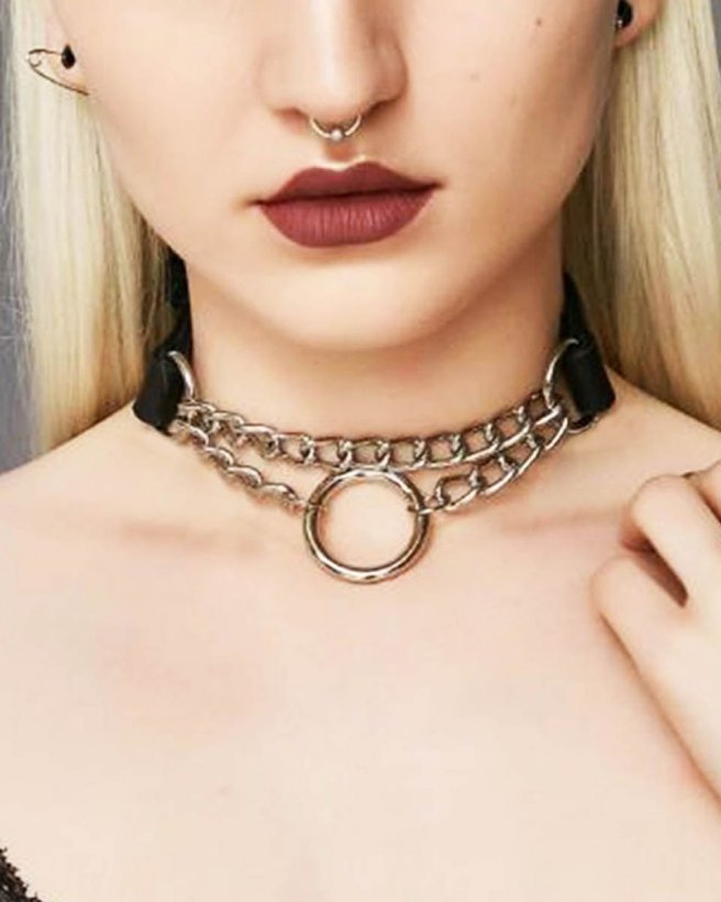 Sort Choker Med Lag Af Kaeder Og En Ring