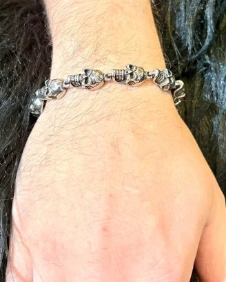 skull-wristband-metal