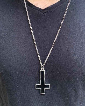 halsband-upp-och-nedvänt-kors