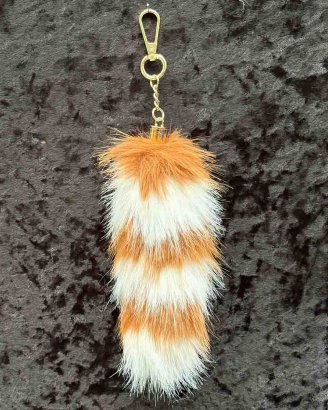 nyckelring-svans-randig-vit-brun