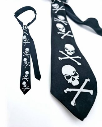 slips-svart-med-vita-dödskallar