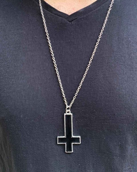 halsband-upp-och-nedvänt-kors