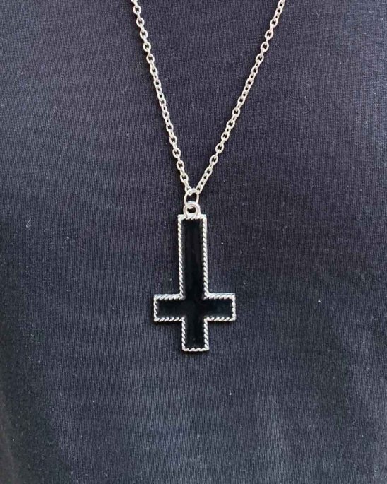 halsband-upp-och-nedvänt-kors